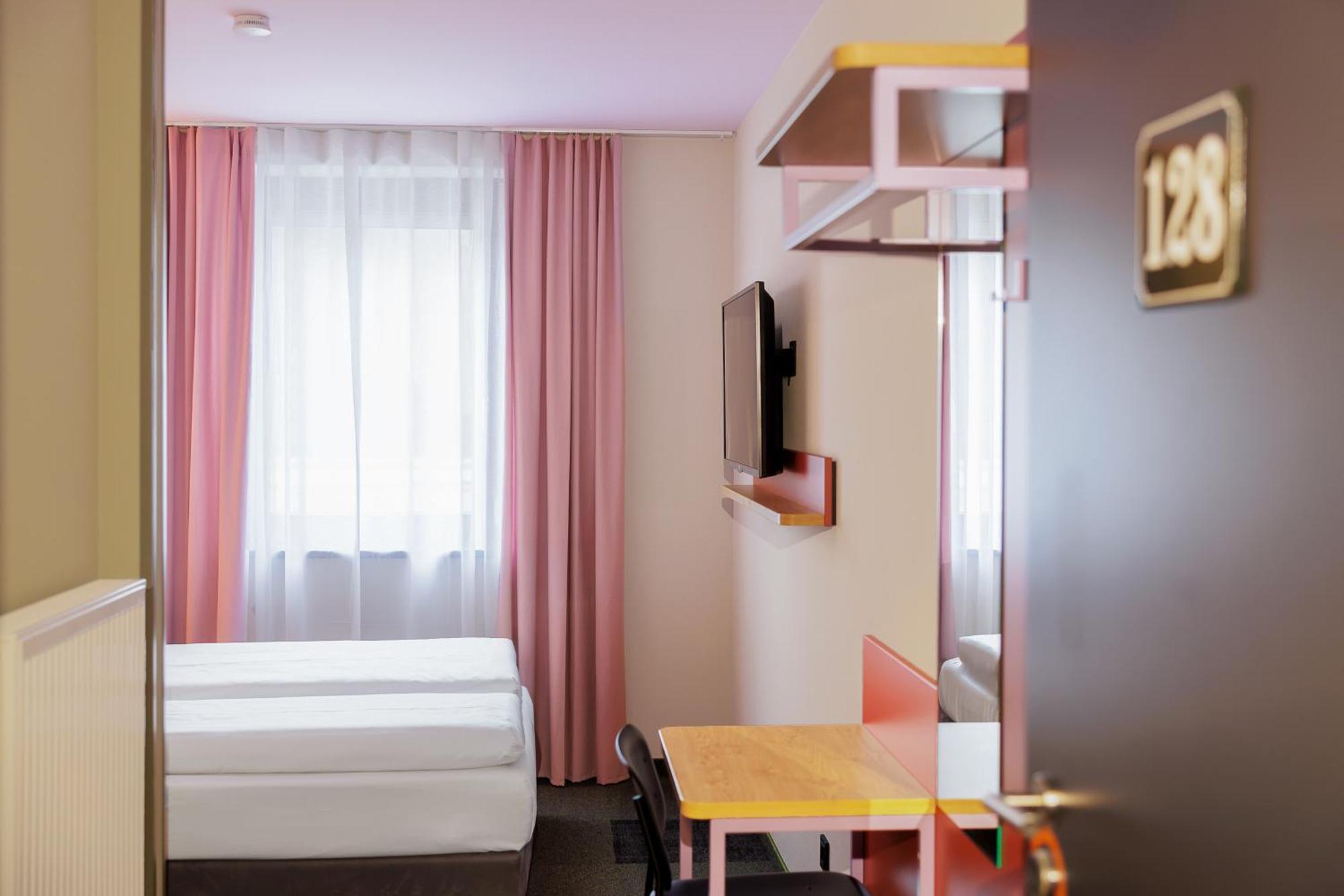 Mcdreams Hotel Wuppertal City Exterior photo
