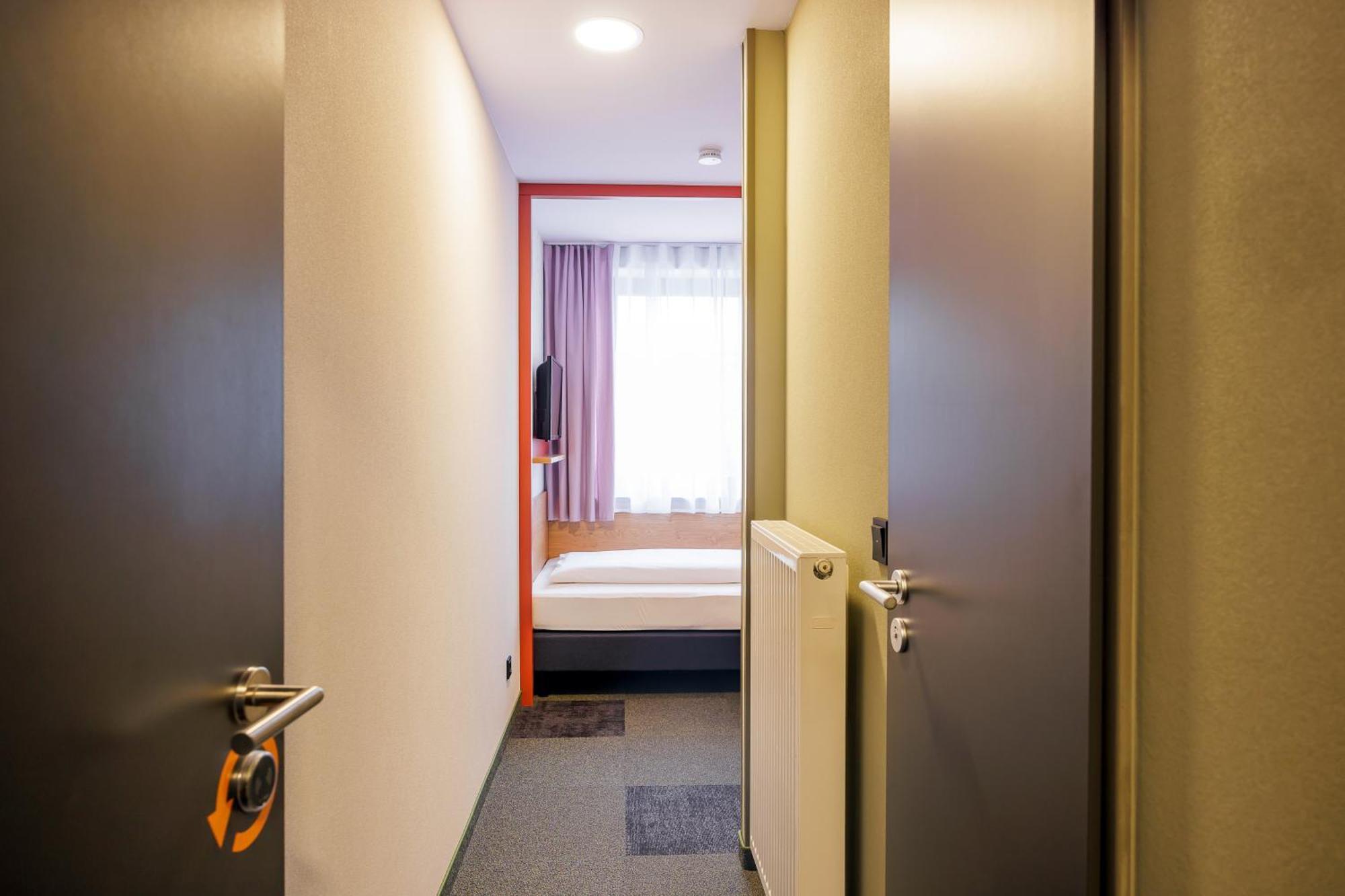 Mcdreams Hotel Wuppertal City Exterior photo